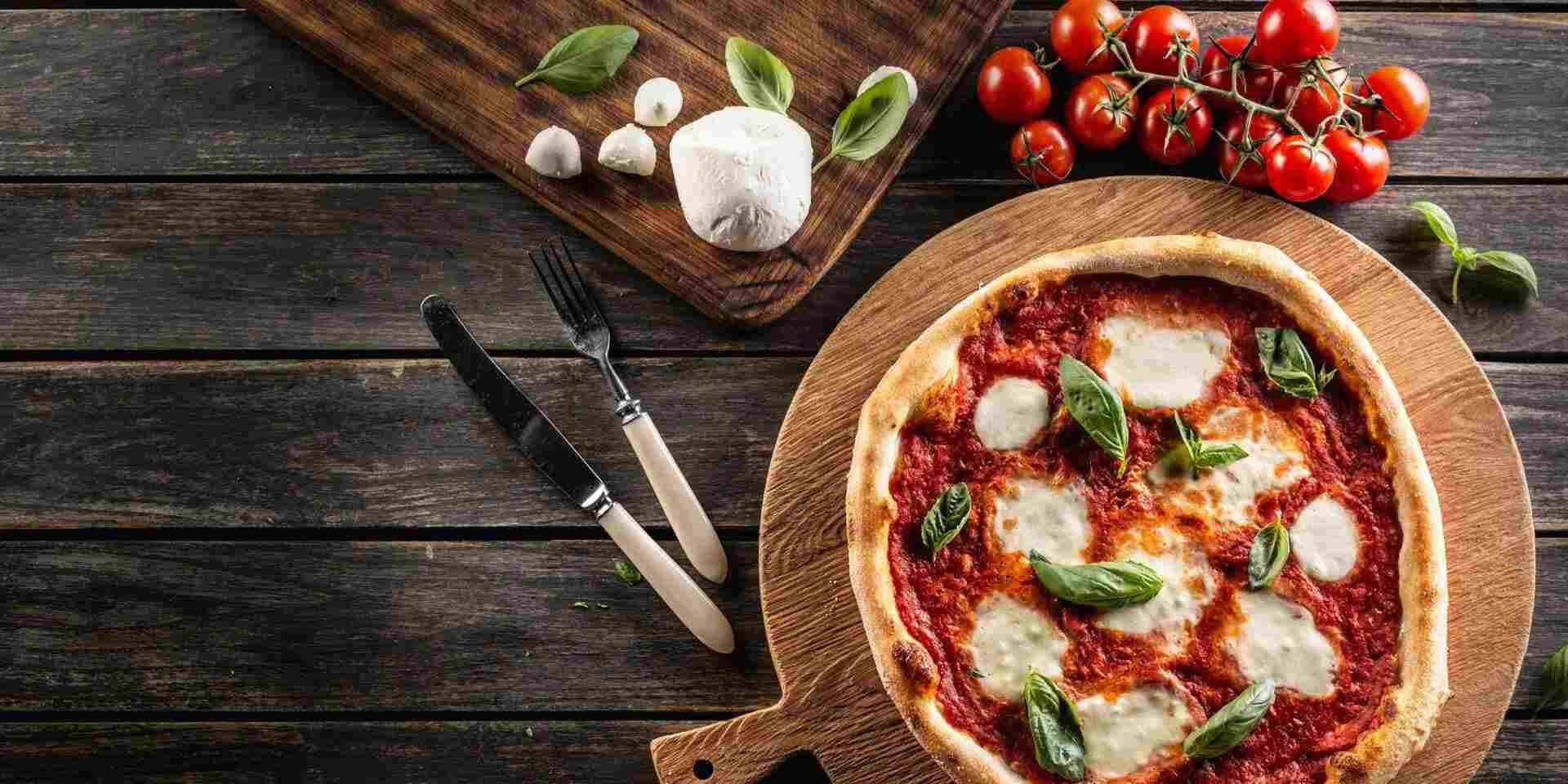 Come fare e cuocere la pizza in casa in modo semplice