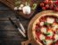 Come fare e cuocere la pizza in casa in modo semplice